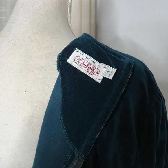 80s Vintage Norman Shirtmakers Green Velvet Dress A Line Pleated Women's Size 12 - Picture 13 of 15